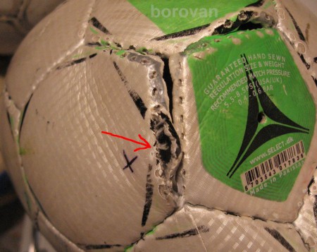 roztrhnuté miesto, ktoré sa ťažko opravuje (mení sa celý diel alebo sa urobia nové diery, podľa veľkosti diery) zvlášť keď je pri ventile 